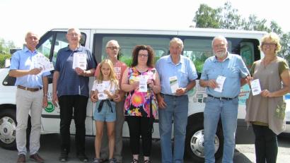 Bild: öt
Vor dem "Citybus" stellte Bürgermeister Peter König (von links) gemeinsam mit den ehrenamtlichen Fahrern des mobilen Fahrdienstes für Senioren Alois Greger, Karl-Heinz Winterling, Alexandra Stehbach, Rolf Heindl, Karl Lenhard und Sidonia Koller das Programm für das zweite Halbjahr 2019 vor. Es fehlen Eleonore Bauer und Hans Beck.