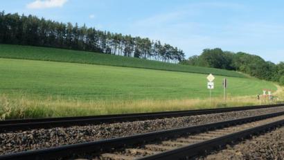 Bild: ohr
Zum „Solarpark Brensdorf“ billigt der Gemeinderat Stulln den Entwurf zur Änderung des Flächennutzungsplanes und des vorhabenbezogenen Bebauungsplanes. Antragsteller Josef Hammer gab bereits im Rahmen der frühzeitigen Öffentlichkeitsbeteiligung ein Blendgutachten in Auftrag. Bei Auswirkungen auf den Schienenverkehr der Bahnlinie Schwandorf-Weiden erfolge eine erneute Behandlung im Gremium.