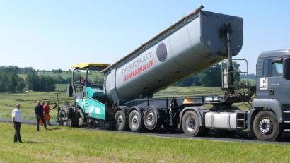 Bild: dob
Die Asphaltierung der Kößlmühlstraße erfolgte bei brütender Hitze. "Da kommt man schon beim Zuschauen ins Schwitzen", meinte Bürgermeister Andreas Wutzlhofer.