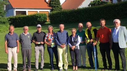 Bild: exb
Die besten Spieler des Freundschaftsturniers mit Golfclub-Stiftland-Präsident Dr. Wolfgang Ries (rechts).