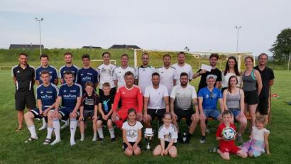 Bild: gz
Der Hauptorganisator Florian Bauer (links) und TSV-Vorsitzender Thomas Meckl gratulierten den besten drei Teams zu ihren Preisen. Der Titel Marktmeister ging an das Team "Extremadura" mit Spielerkapitän Pascal Liebl (sitzend, Dritter von rechts).