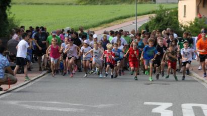 Bild: ads
168 Schnaittenbacher allen Alters machen sich für ihre Schule beim Bürgerlauf auf die Strecke und erlaufen insgesamt 600 Euro.