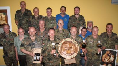 Bild: dl
Die Preisträger des Vergleichsschießens mit Generalmajor Norbert Wagner (links), dem Scheibengewinner OTL Norbert Nering, den weiteren Pokalgewinner und Norbert Wolf, der mit einem 16-Teiler den ersten Sachpreis gewann (vorne).