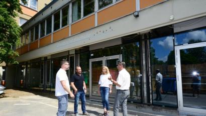 Bild: bey
Bastian Pausch, Juretzka Architekten, Bauamtsleiter Uli Rupprecht, Zweite Bürgermeisterin Andrea Lang und Bürgermeister Rainer Rewitzer treffen sich zur regelmäßigen Baubesprechung an der Zottbachtalschule. Im Hintergrund deutlich erkennbar die neuen großflächigen Fenster und die neuen Türen. Das Obergeschoss wird ebenfalls noch saniert, die gelbe Brüstung verschwindet, die Fensterfläche wird vergrößert.
