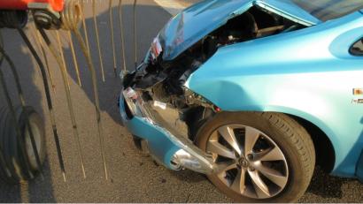 Bild: Polizei Sulzbach-Rosenberg
Dem Corsa ist die Begegnung mit dem Traktor nicht gut bekommen. Am Heuwender ist bei dem Zusammenstoß kein Schaden entstanden.