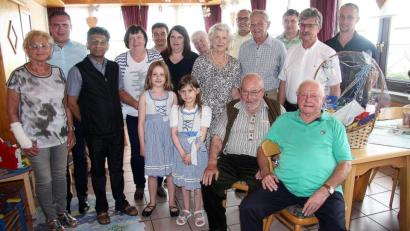 Bild: wro
Jubilar Walter Aigner (sitzend, Zweiter von rechts) freute sich über die vielen Glückwünsche seiner Verwandten und Freunde sowie seitens der Marktgemeinde Fuchsmühl.