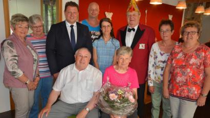Bild: jr
Irmgard Schneider (vorne, neben Ehemann Willi) feierte ihren 70. Geburtstag. Dazu gratulierten unter anderem (stehend, von rechts) Andrea Zinnecker, Michaela Lenk und Otto Weiß, Tochter Sandra mit ihrem Lebensgefährten Christian, Zweiter Bürgermeister Stefan Grillmeier, Karola Kamm und Herma Laumer.