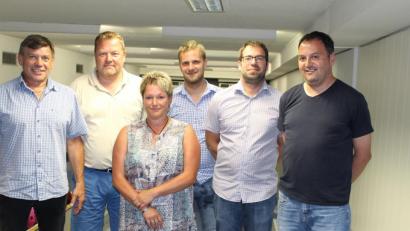 Bild: hä
Die neue Führungsmannschaft des Sportkegelclubs „Alle Neune“ mit (von links) stellvertretendem Vorsitzenden Dieter Steinhauser, Sportwart Martin Rother, Kassenwartin Alexandra Schüßler, Schriftführer Daniel Schenkl, stellvertretendem Sportwart Tobias Steinhauser und Vorsitzendem Thomas Haberkorn.