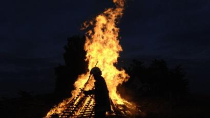 Bild: Alexander Unger
Ein beeindruckender Anblick, so ein Johannisfeuer. Diesmal dürfen sie wieder brennen – im vergangenen Jahr sind viele wegen der großen Waldbrandgefahr abgesagt worden.