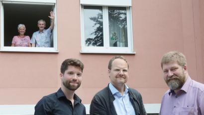 Bild: Gabi Schönberger
Die einen begutachten schon einmal die Wohnung, die anderen checken die Pläne: Hilde Zebisch und Alois Fraunholz (oben), sowie Heimleiter Denis Parchomenko, Alexander Trapp und Bernhard Feuerecker (unten, von links) von der AWO.