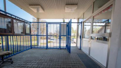 Bild: pml
Noch sieht der Eingangsbereich im Freibad aus wie immer. Bald wird sich hier aber einiges ändern. Ein neues Kassensystem mit Ticketautomat ersetzt die bisherige Saisonkraft an der Kasse.
