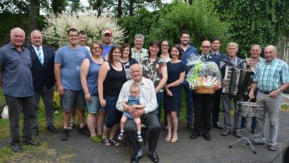 Bild: jr
Seinen 90. Geburtstag feierte kürzlich Gottfried Bayer (sitzend, mit Urenkelin Emma). Zum großen Kreis der Gratulanten zählten neben der Familie und Vereinsvertretern auch Bürgermeister Johann Burger (Zweiter von links) und die Mitglieder der ehemaligen Band „Tonados“ (rechts).