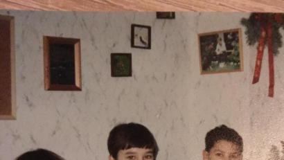 Bild: exb
Zur Erholung war Antrii Sumkin (Mitte) vor 30 Jahren bei der Familie Meinzinger. Links im Bild ein weiteres Kind aus Tschernobyl, rechts Robert Meinzinger.