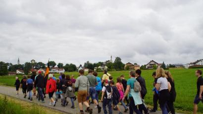 Bild: mmj
Die Pilgergruppe der Kolpingfamilie auf dem Weg zur Kreuzbergkirche in Pleystein (Hintergrund Mitte).