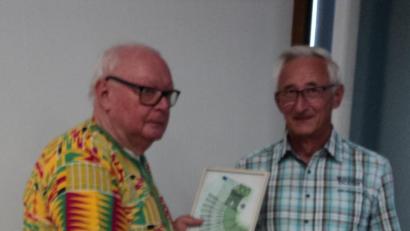 Bild: ksi
Johann Lobinger (rechts) überreicht eine Spende über 2000 Euro an Pfarrer Josef
Renner zur Unterstützung seiner Arbeit in der Mission.