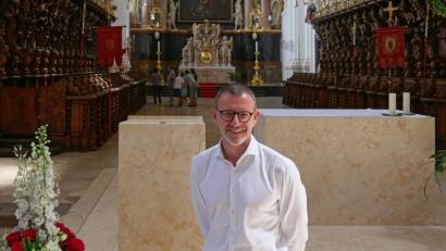 Bild: tr
Pfarrer Thomas Vogl an seinem Arbeitsplatz am neuen Altar in der Stiftsbasilika.