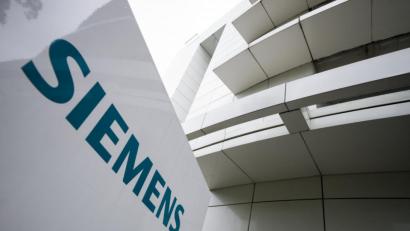 Bild: Peter Kneffel
Das Logo von Siemens auf einer Stele. Foto: Peter Kneffel/Archivbild