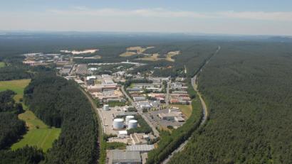 Luftbild: Michael Ascherl [Michael Ascherl] (michael.ascherl@oberpfalzmedien.de, mascherl)
Das Gewerbegebiet Weiden-West IV (rechts im Wald) kostet viele Millionen Euro. Der Quadratmeterpreis überschreitet vermutlich die Vorstellungen der Weidener Stadträte.
