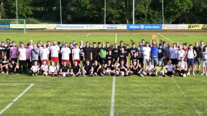 Bild: njn
Zwölf Teams traten beim "Eberhard-Klamt-Cup" im Sportzentrum Kreinzl beim Fußball gegeneinander in einem Gauditurnier an. Hinterher wurde weitergefeiert. Im TSV-Zelt mit "Pop nach 8".