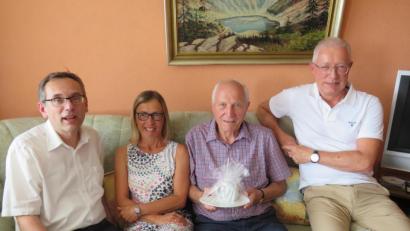 Bild: adj
Zweiter Bürgermeister Konrad Adam (links) gratuliert Gerhard Beck (Zweiter von links) zu seinem 80. Geburtstag. Ulrike und Matthias Volkmar freuen sich mit dem Jubilar.