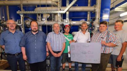 Bild: no
Zum Ortstermin an der neuen Anlage versammeln sich (von links) VG-Leiter Siegfried Holler, Diplom-Geologe Udo Hartmann, Verbandsrat Hans Pirner, Wasserwart Peter Kölbel, die Verbandsvorsitzenden Roger Hoffmann und Dieter Dehling sowie Wasserwart Ernst Herbst.