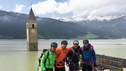 Bild: privat
Florian Bösl (von links), Ralph Egeter, Benedikt Ach und Michael Herrmann machen Pause am Stausee am Reschenpass und sind nicht mehr weit von ihrem Endziel entfernt.