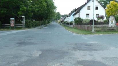 Bild: Portner
Keine Frage. Die Böhmerwaldstraße bedarf dringend einer Sanierung. Aber auch die davon abgehenden Straßen in der Siedlung weisen Schäden auf. Im Stadtrat wurde am Dienstag die Entwurfsplanung vorgestellt.