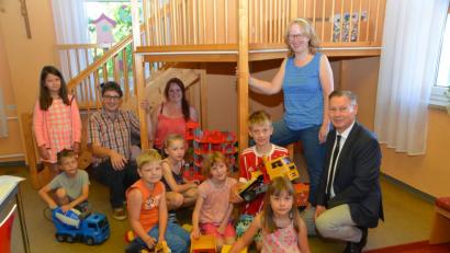 Bild: dob
Durch die Containerlösung können noch weitere freie Plätze im Evangelischen Haus für Kinder Gottfried Sperl angeboten werden. Der evangelische Stadtpfarrer Dieter Schinke (rechts) und Uli Münchmeier (Zweiter von links) vom Hilfsverein sind darüber mit stellvertretender Leiterin Anke Mittelmeier (Zweite von rechts) mehr als erfreut.