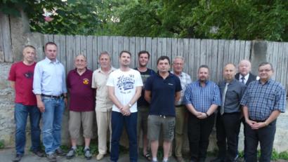 Bild: rn
Die neugewählten Funktionsträger der Reservistenkameradschaft: (von links) Johannes Brand, Johannes Schreglmann, Reinhold Graßler, Willy Dietrich, Christoph Zimmermann, Bernd Kroher und Richard Landgraf mit drittem Bürgermeister Klaus Lehl, Thomas Riedl, Manfred Zettl und Günther Bogner vom Kreisverband sowie Stadtverbandsvorsitzendem Dieter Kies.