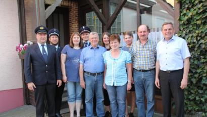 Bild: frd
Georg Prem (Fünfter von links, mit Gattin Resi), freute sich über die Geburtstagsgratulanten aus den Vereinen – und dass ihm auch Bürgermeister Norbert Eckl (rechts) zum 80. Geburtstag seine Aufwartung machte.