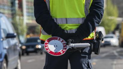Symbolbild: Paul Zinken/dpa
Eine Kontrolle in Regensburg lief aus dem Ruder. Der kontrollierte Autofahrer gab Gas und verletzte einen Polizisten.