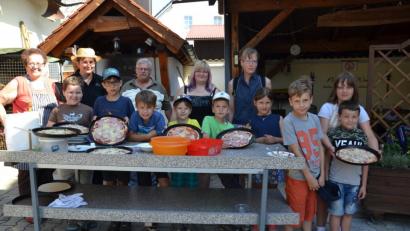 Bild: gi
Zur Wanderung und Pizzabacken in der Bäckerei Held in Burgtreswitz waren die Ferienkids mit dem Betreuerteam unterwegs.
