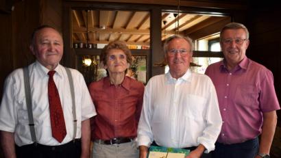 Bild: wku
Glückwünsche zum 80. Geburtstag (von links): Hans Trautmann, Ehefrau Lydia und Jubilar Willi Renner sowie Bürgermeister Hans Koch.