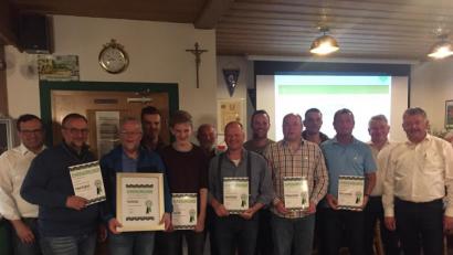 Bild: exb
Die DJK Ammerthal würdigt bei ihrer Jahreshauptversammlung langjährige Mitglieder.