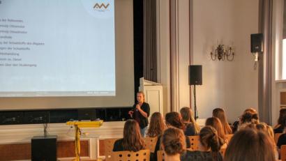 Archivbild: Keck/OTH Amberg-Weiden
Studentin Katharina Eckl präsentierte im vergangenen Jahr den Studiengang Bio- und Umweltverfahrenstechnik.