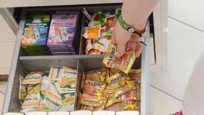 Bild: pmen
Gummibärchen, Hustenbonbons oder Taschentücher: Damit ist jetzt erst mal Schluss. Die Schublade in der Mohren-Apotheke in Weiden geht nur noch bei frei verkäuflichen Medikamenten auf.