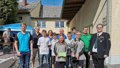 Bild: gz
Die besten drei Teams des Blasrohrschießens kamen aus Oberlind, Frankenreuth und Waldheim und den Teams gratulierten (von rechts) Gauschützenmeister Stefan Brandmiller, Bezirkssportleiter Florian Frischmann und Gaujugendleiter Valentin Kellner (links).