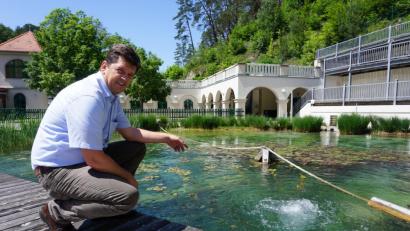 Bild: jut
„Es ist frustrierend“: Pottensteins Bürgermeister Stefan Frühbeißer zeigt auf das kristallklare Wasser im Felsenbad. „Wir könnten von heute auf morgen starten."