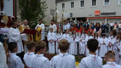 Bild: jr
Erste Station der Tirschenreuther Fronleichnamsprozession war an der Fatimakirche, dort hatte die Jugend der Kreisstadt einen herrlichen Blumenteppich gelegt. Stadtpfarrer Georg Flierl leitete die Gebete.
