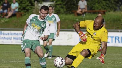 Bild: Michael Ott
Der SV Mitterteich gewann am Mittwochabend sein erstes Vorbereitungsspiel beim FC Rehau mit 3:1. Hier taucht Neuzugang Florian Reich vor dem Rehauer Torwart Matthias Karnitzschky auf.