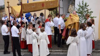 Bild: bö
In der Pfarrei St. Jakobus in Hohenburg trug Pfarrer Hans-Jürgen Zeitler das Allerheiligste unter dem Himmel durch den Markt zu den vier Altären, erinnernd an die vier Evangelisten Markus, Matthäus, Lukas und Johannes und erbat dazu den Segen für die Menschen.