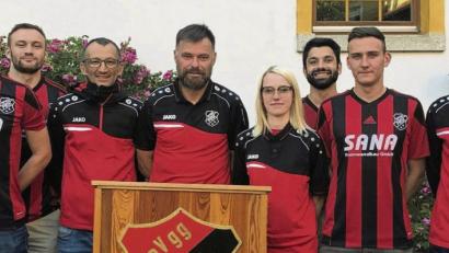 Bild: fz
Frisches Blut für die SpVgg Pirk: Von links: Bastian Fritsch (neu/SpVgg Schirmitz), Ramiz Mulic (neu/ASV Neustadt), Trainer Turan Bafra, Vorsitzender Josef Schiesl, Betreuerin Tina Kellermann, Johannes Schreier (neu/SC Luhe-Wildenau), Kevin Birkmüller (neu/DJK Irchenrieth) und Sportlicher Leiter Fabio Nicolella.