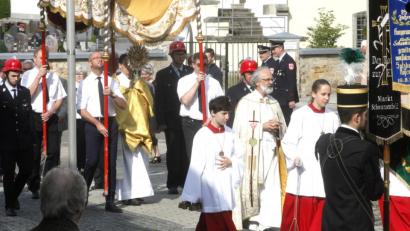 Bild: Hirsch
Frater Dominikus vom Miesberg-Kloster trug die Monstranz. unter dem "Tragehimmel". Pfarrer Heinrich Rosner erteilte an den Altären den Segen. Zahlreiche Traditionsvereine beteiligten sich an der Fronleichnamsprozession in Schwarzenfeld.