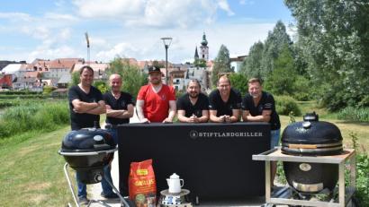 Bild: lue
Die Stiftlandgriller fahren am Samstag zur Bayerischen Grillmeisterschaft nach Poing. Diese sechs Mitglieder gehen für den Verein an den Start: Erster Vorsitzender Markus Brunner, Kassier Karsten Heßing, Claus Bitterer, Tobias Grünbauer, Karl Maschauer und Zweiter Vorsitzender Thomas Haberkorn (von rechts).