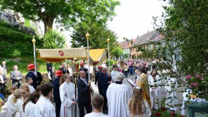 Bild: bey
Stadtpfarrer Pater Hans Ring trug, begleitet von Gebeten und Gesängen, die geweihte Hostie in der Monstranz zu den einzelnen Stationen der Prozession.