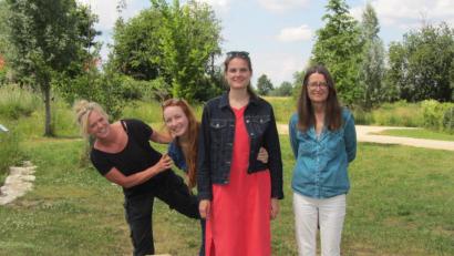 Bild: aks
Hanna Regina Uber, Kateřina Kubalová, Tereza Fišerova und Herta Wimmer-Knorr (von links) vor dem Arbeitsstart auf dem Vilsecker Kunstpfad.