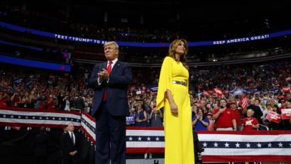 Bild: Evan Vucci/AP/dpa
Donald Trump, Präsident der USA, und Melania Trump, First Lady der USA, kommen zu einer Wahlkampfveranstaltung in das Amway Center in Orlando, Florida. Mit der Großkundgebung in Florida läutet US-Präsident Trump offiziell seinen Wahlkampf für 2020 ein.