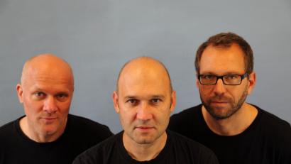 Bild: exb Johannes Gramm
Wie selbstverständlich setzen Andreas Neubauer (Schlagzeug), Martin Wagner (Akkordeon) und Hanns Höhn (Kontrabass) (v.l.n.r) unterschiedliche Musikstile in Bezug zueinander. Am 28. Juni gestieren sie beim Jazz-Zirkel-Weiden.