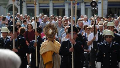 Bild: gf
Eine Ehrenformation der Amberger Feuerwehr eskortierte an Fronleichnam das Allerheiligste durch Ambergs Straßen.