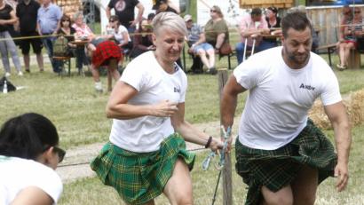 Bild: Hirsch
Baumstammziehen als Staffellauf: war eine von zehn Disziplinen bei den 6. Highland-Games auf Schloss Guteneck.